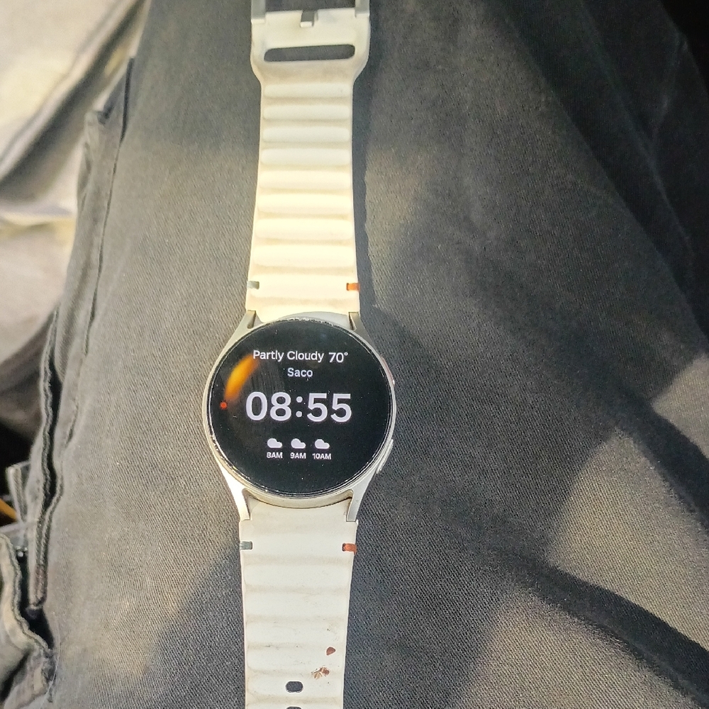 Samsung White Smartwatch 7  with Sleek Design